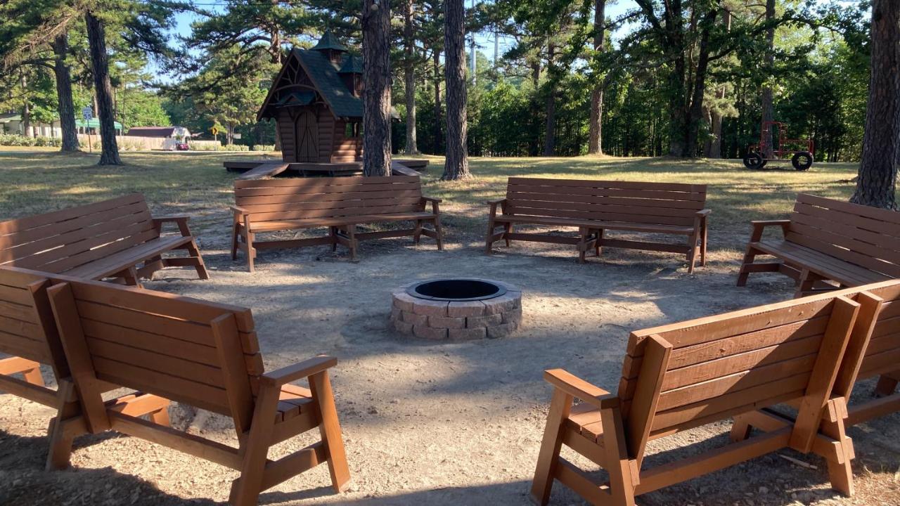 Country Mountain Inn ユリーカ・スプリングス エクステリア 写真